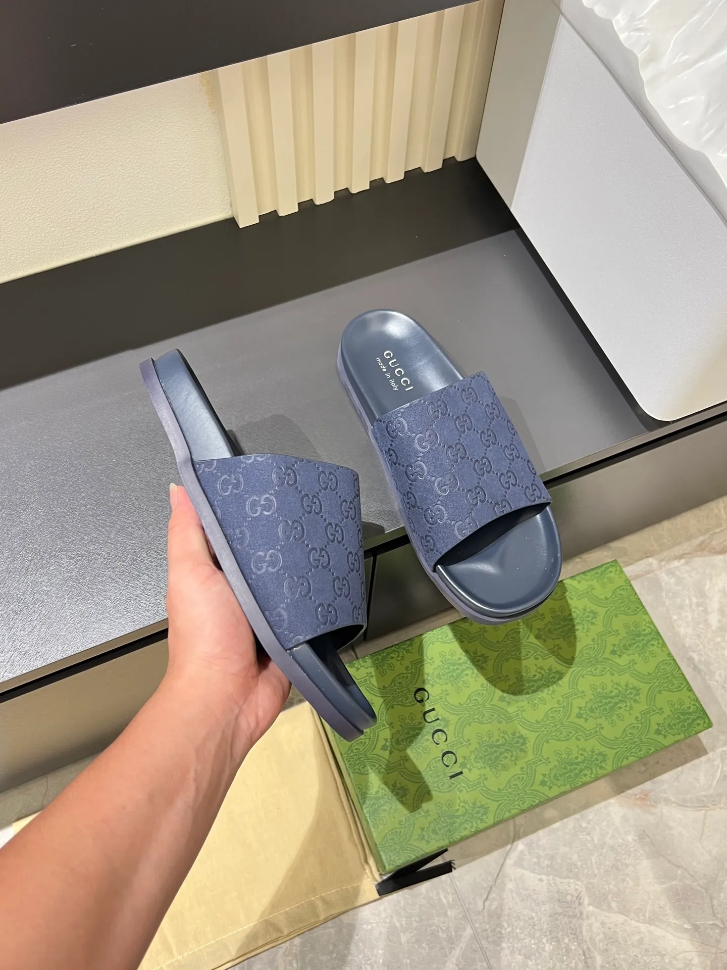 Men's Men's Shoes 💰p320 "GUCC＊" These slippers are made of GG polyester and feature a Gucci label on the front, adding a bold logo feel to the style. "Gucci Made in Italy" stamped label Rubber sole. Size 38-44